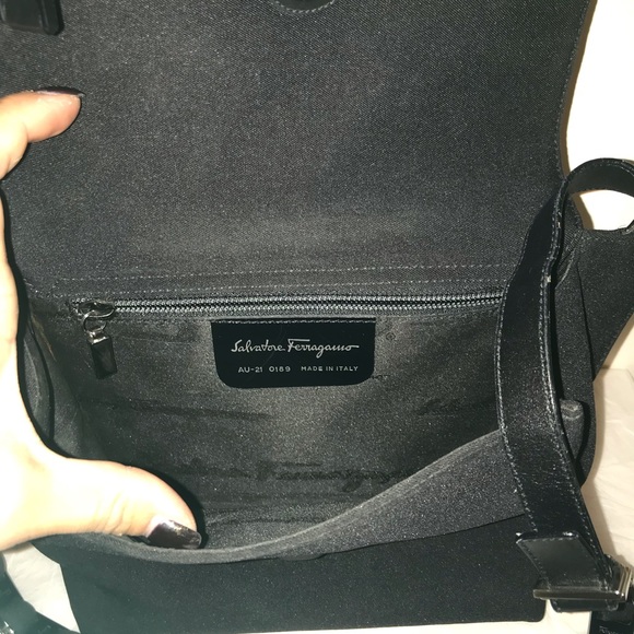 💯 % Authentic Salvatore Ferragamo Black Handbag - Picture 3 of 8